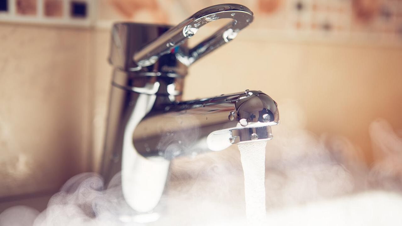 waarme Waasserkraaft fir de Penis ze dampen ier Dir mat Soda vergréissert
