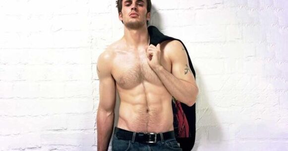 brutale Mann mat vergréisserten Penis